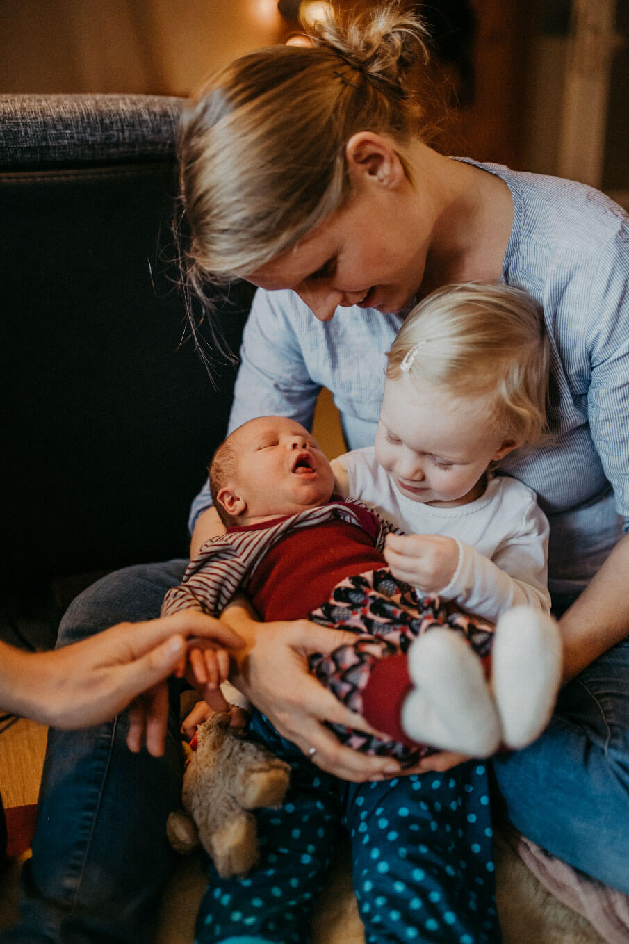 hebammen-moltke7-kleinkind-baby-nach-der-geburt-hoch
